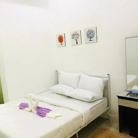 Syapins Cozy Haven Homestay Musslim Only Lunas Exterior photo